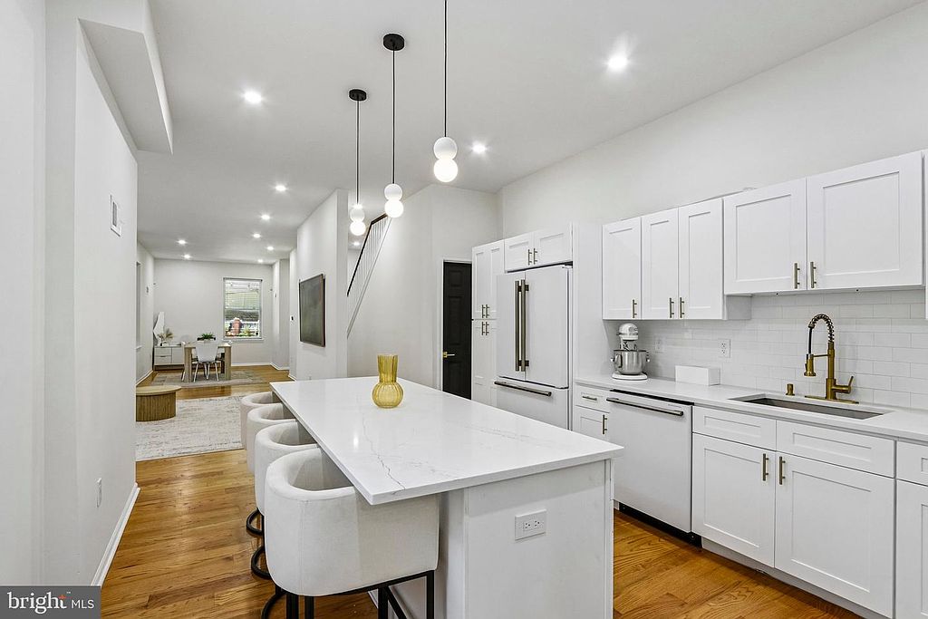 Photo 10 — Kitchen island