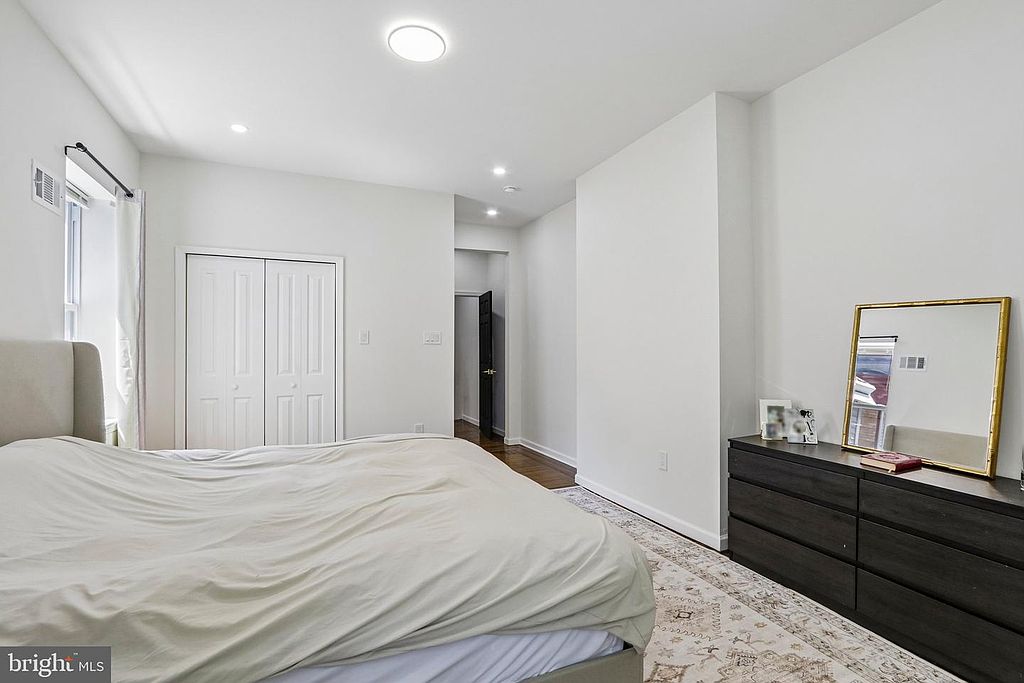 Photo 20 — Floor 2 rear bedroom, reverse view