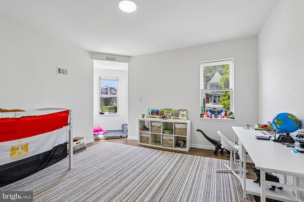 Photo 23 — Floor 2 front turret room (kids)