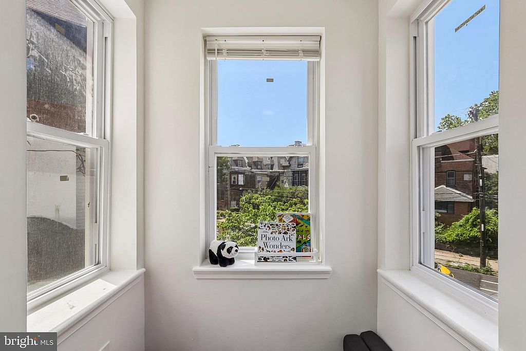 Photo 24 — Turret bay windows