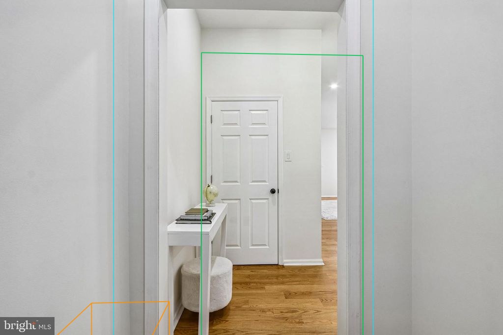 Photo 3 — Entry with the plan's walls, windows and furniture projected through the fitted camera