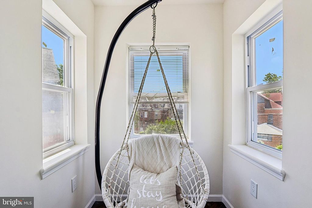 Photo 31 — Floor 3 turret alcove (egg chair)