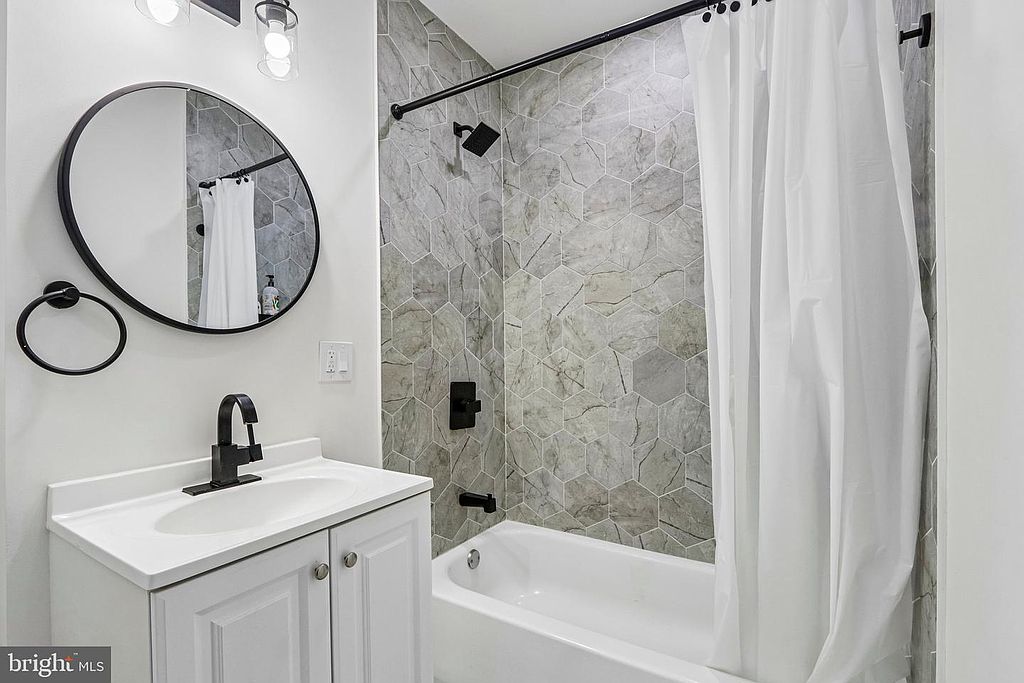Photo 35 — Floor 3 bathroom, tub