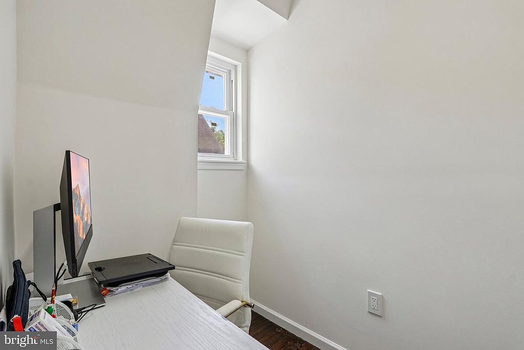 Photo 40 — Floor 3 office nook (dormer)