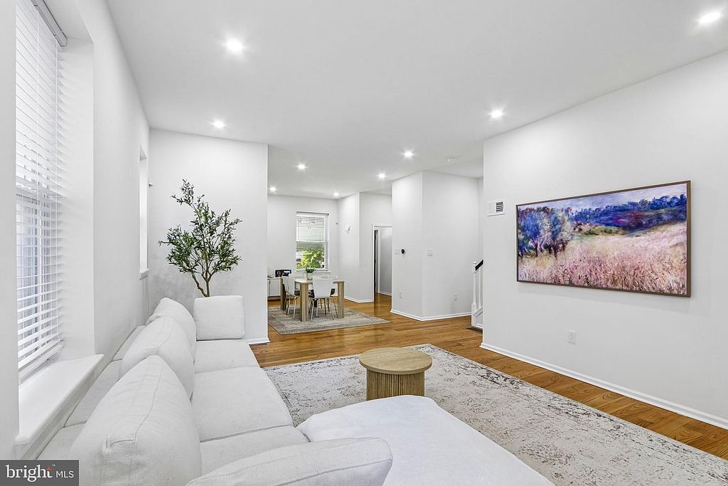 Photo 8 — Living room